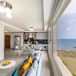 アパート Mackenzie Beachfront Eftyhia *