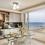 Mackenzie Beachfront Eftyhia アパート