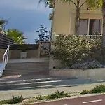 Mackenzie Beachfront Eftyhia アパート