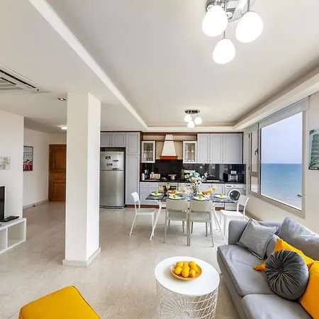 Mackenzie Beachfront Eftyhia Apartment *