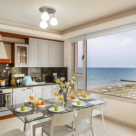 Mackenzie Beachfront Eftyhia Apartment