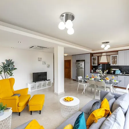 Mackenzie Beachfront Eftyhia Apartment *