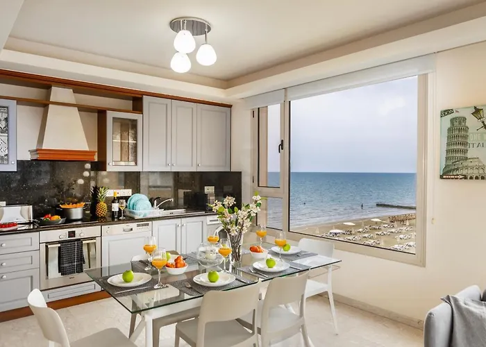 Mackenzie Beachfront Eftyhia アパート