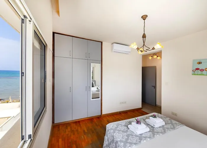 Mackenzie Beachfront Eftyhia *