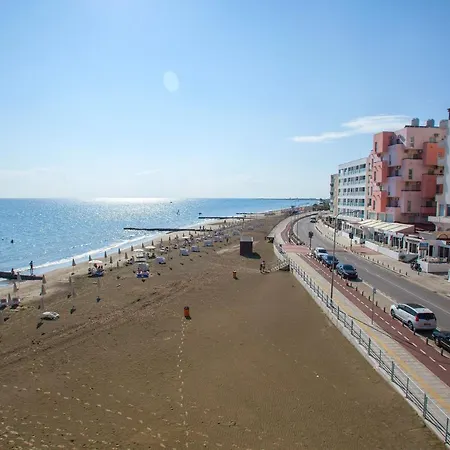 Mackenzie Beachfront Eftyhia Apartment *